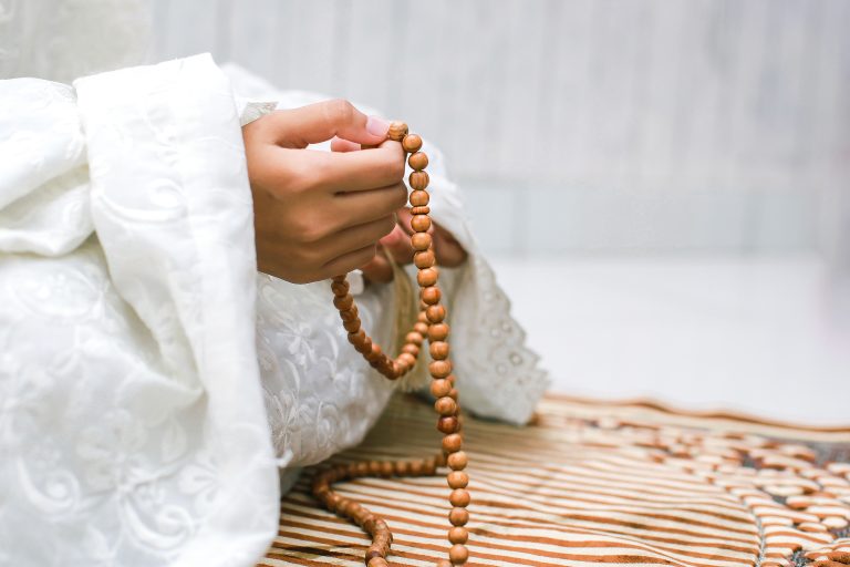 muslim-woman-hand-holding-rosary-2021-09-01-02-47-29-utc